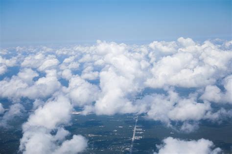 Una Vista De Las Nubes Desde La Ventana De Un Avi N Foto Premium