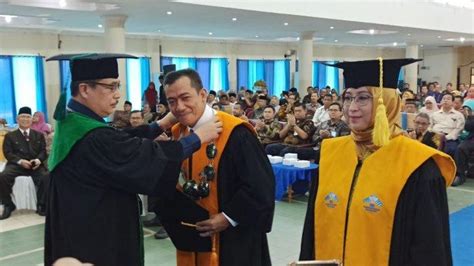 Pasutri Ini Resmi Dikukuhkan Jadi Guru Besar UIN Raden Fatah Ini