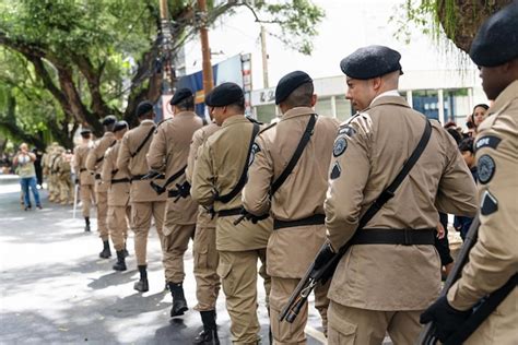 Soldaten der militärpolizei von bahia marschieren während der parade