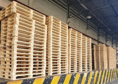 Pila De Almacenamiento De Palets De Madera En El Almacén De La Fábrica De Fabricación Foto