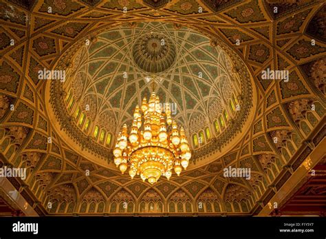 Oman, Muscat, Sultan Qaboos Grand Mosque, giant cristal chandelier in ...