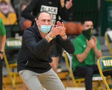 Siena basketball coach: Pandemic helped cause NCAA transfer explosion