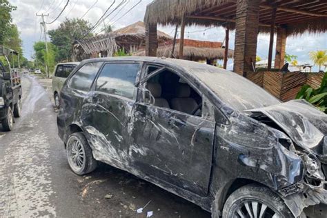 Usai Tabrak Motor Dari Belakang Mobil Terjang Motor Parkir Dan