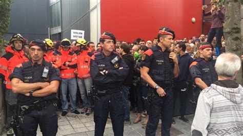 Els Mossos D Esquadra Bloquegen L Entrada D Un Dels Collegis De La Seu