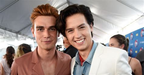 Amamos A Amizade De Kj Apa E Cole Sprouse Purebreak