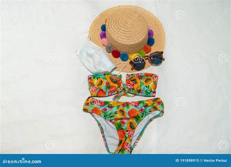 Sombrero De Bikini Y Paja En La Cama Imagen De Archivo Imagen De Mentira Vacaciones 191898915