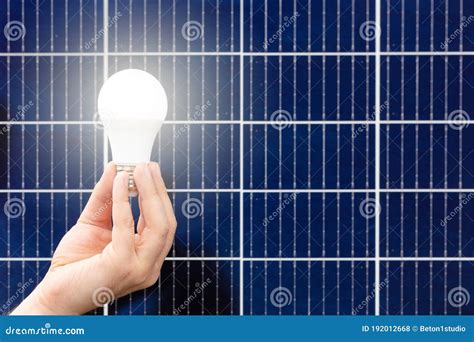 Hand Weiße Glühbirne Gegen Sonnenkollektorsolarstation Hält