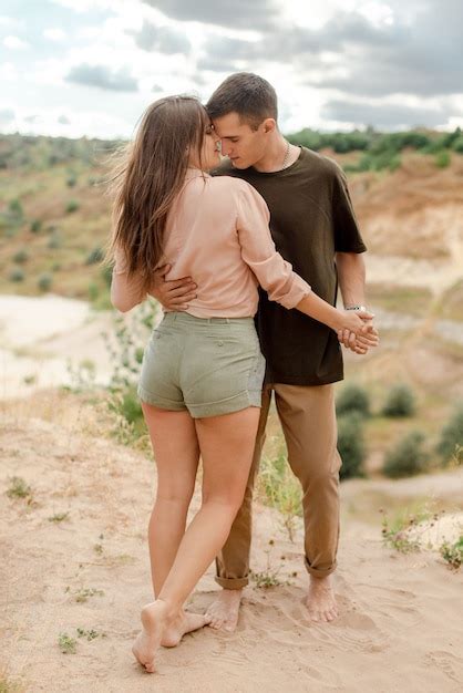 Cerrar Pareja Abraz Ndose En La Naturaleza Foto Premium