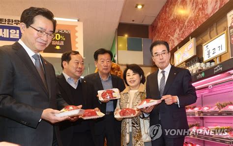 한우세일 행사장 둘러보는 정황근 농식품부 장관 이성희 농협회장 연합뉴스