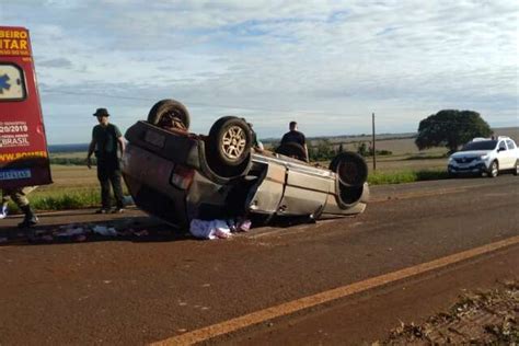 Motorista Perde Controle Carro Capota Na Br E Tr S Pessoas Ficam