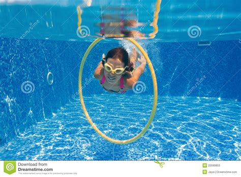 Muchacha Que Nada Bajo El Agua En Piscina Imagen De Archivo Imagen De