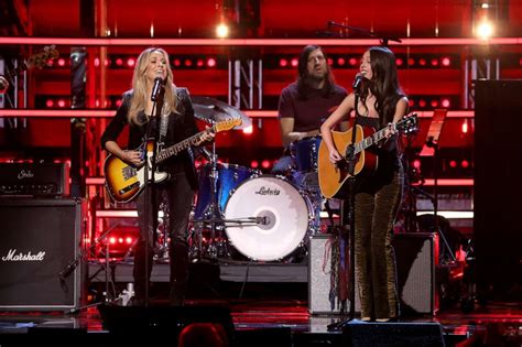 Sheryl Crow Willie Nelson And More Inducted Into Rock And Roll Hall Of