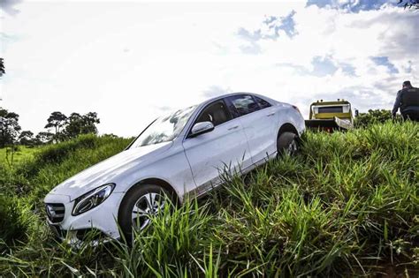 Bandidos fazem família refém e roubam R 30 mil e duas Mercedes em