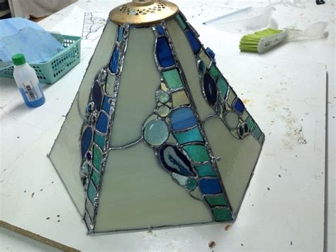 A Stained Glass Lamp Sitting On Top Of A Table