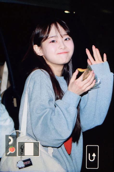 Pin By Lukas On Loona Gay Girl Chuu Loona Kpop Girls