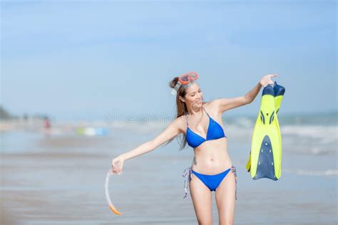 Mujer De Playa Caminando Por El Océano Chica En Bikini Con Snorkel Saliendo Del Agua Después De