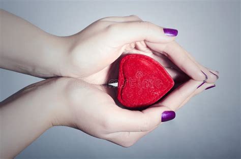 Coeur Chez Des Mains De La Femme Symbole Rouge D Amour Image Stock