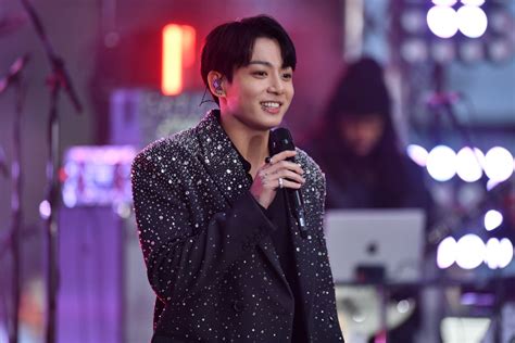 Jung Kook Surprises Times Square With Impromptu Performance