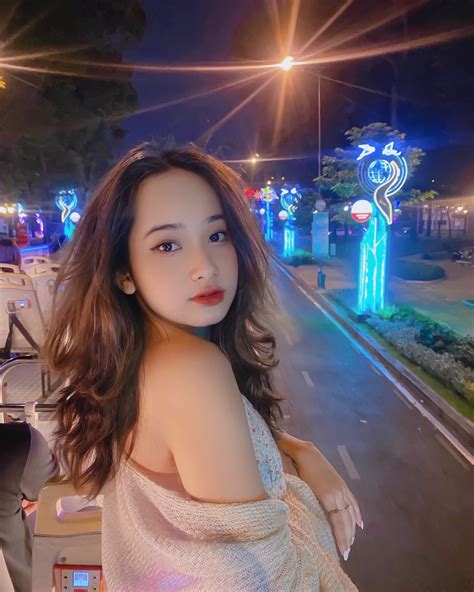 Hot girl Kinh tế gợi cảm bội phần sau gần một năm nổi tiếng Báo Dân trí