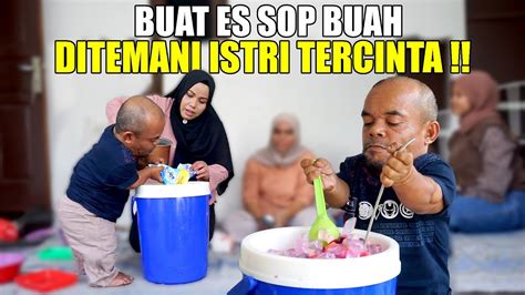 ISTRI UCOK BABA BANTU BUAT ES SOP BUAH DAN TAKJIL UNTUK DIBAGIKAN