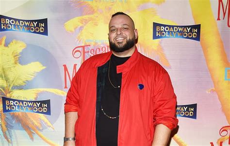 Ator de Meninas Malvadas afirma que foi demitido de universidade católica por ser gay Pheeno