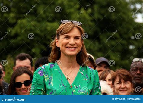 Fiona Bruce Antiques Roadshow - apparelidea