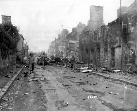 3 août 1944 des soldats américains de la 1st US Inf Div accompagnés