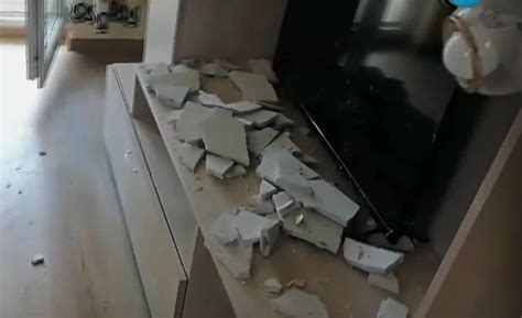 Огромни парчета мазилка от таван раниха деца в общинско жилище в Шумен ...
