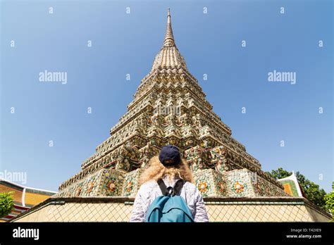 Mujer Con Mochila De Pie Delante De La Stupa Gigante En El Templo Del