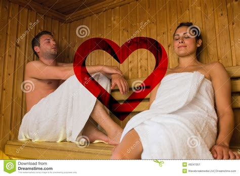 Imagen Compuesta De Los Pares Felices Que Se Relajan En Una Sauna