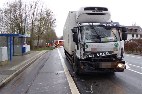 Kollision Zwischen Zwei Lkw Feuerwehr Befreit Eingeklemmten Fahrer