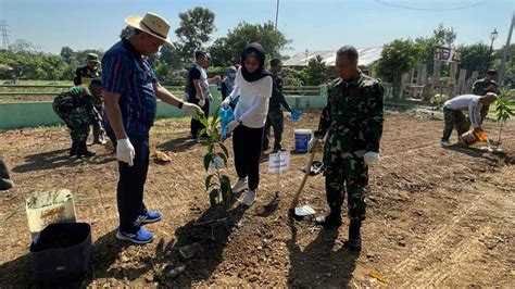 PLN UP3 Karawang Lakukan Penanaman Pohon Di Sektor 18 Citarum Harum Dan