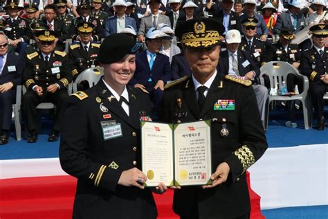 Rok Army Chief Of Staff Presents Th Mp Commander Prestigious Award