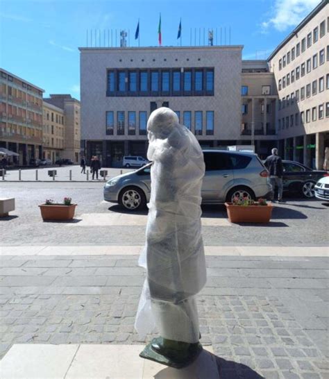 Cosenza Posizionata La Statua In Bronzo Dedicata A Giacomo Mancini