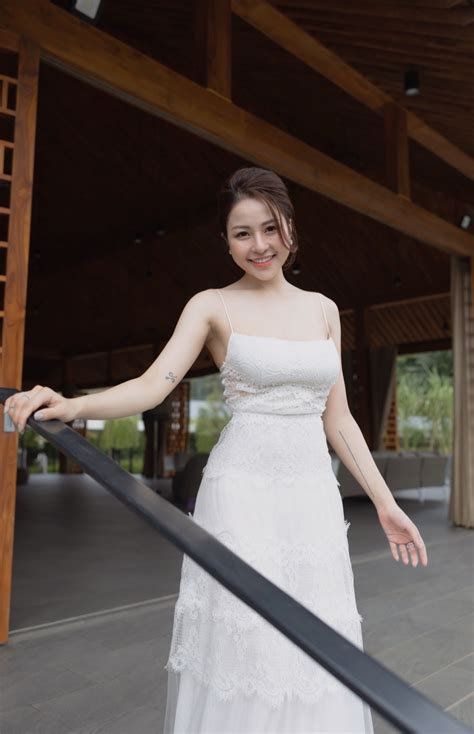 Hot girl thị phi Trâm Anh mượn cớ cổ vũ đội tuyển để quảng cáo cá độ Báo Dân trí