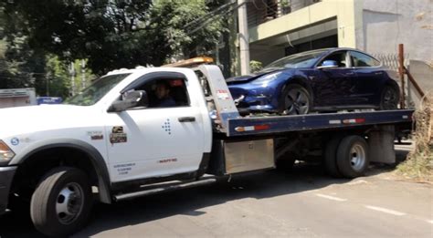 Chilango Tesla Aplastado Por Cabeza Olmeca Aparece En La Cdmx