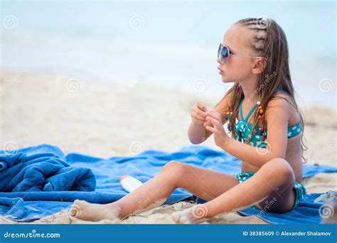 Petite Fille Des Vacances Image Stock Image Du Personne 38385609