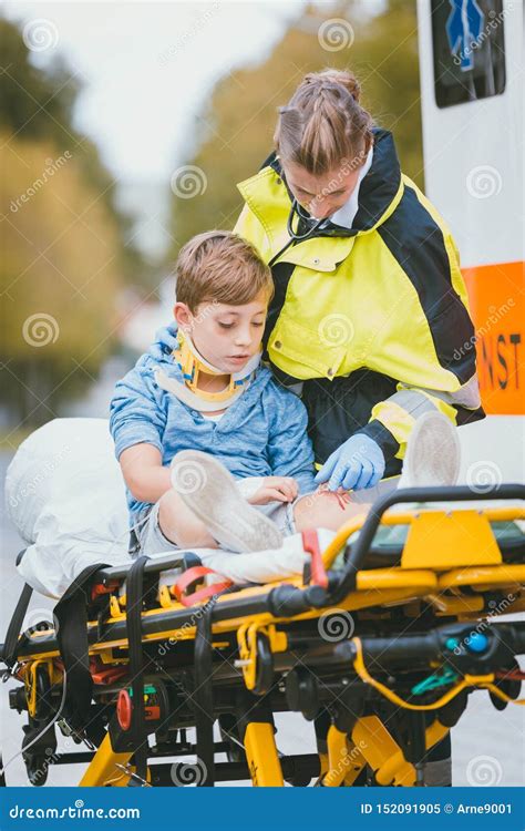 Doctor De La Emergencia Que Da El Ox Geno A La V Ctima Del Accidente