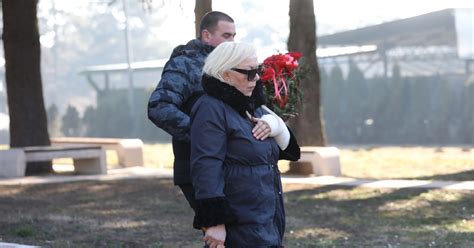 Prijatelji Te E Zoricu Markovi Na Sahrani Njenog Prvog Mu A Stigli I