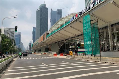 Foto Halte Transjakarta Bundaran HI Yang Mencuri Perhatian Di Tengah