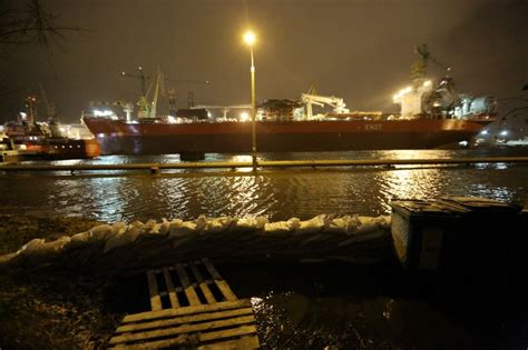 Silny Wiatr Cofka Zablokowane Porty I Parali Komunikacji