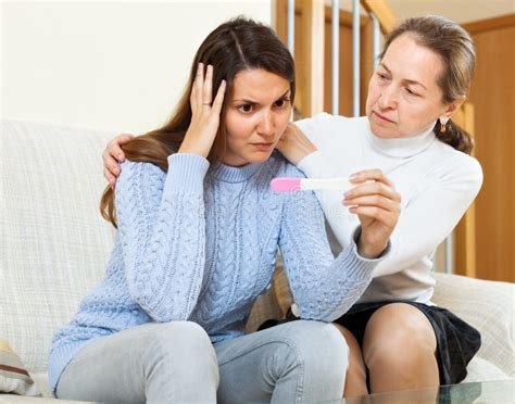 Madre Preocupante Con Su Hija Adolescente Preocupada Foto De Archivo