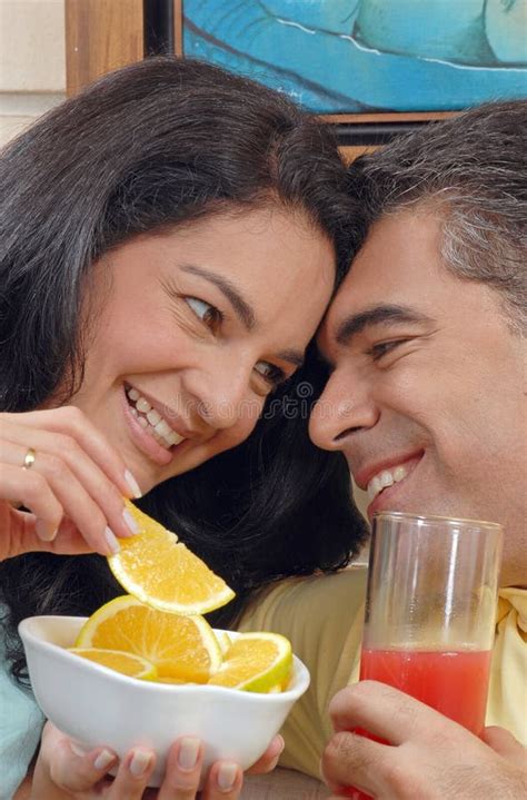 Retrato Feliz De La Pareja Latina Comiendo Frutas Imagen De Archivo Imagen De Cristal Fruta