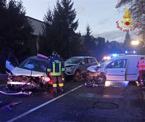 Brutto Incidente Stradale A Parre Quattro Auto Coinvolte Diversi