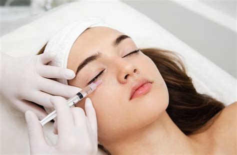 Injections De Beauté Fermer La Vue Mains Gantées Avec Une Seringue