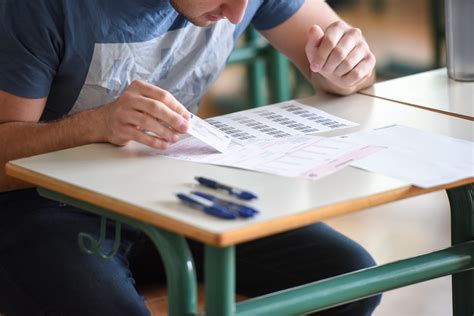 Pred Dijaki V Sredo Spomladanski Izpitni Rok Splo Ne In Poklicne Mature