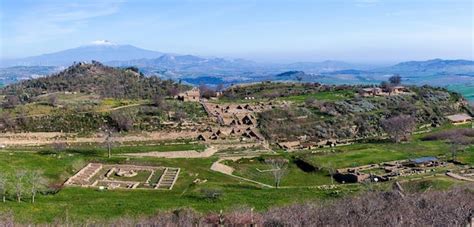 Ruínas da cidade velha no sítio arqueológico de morgantina sicília