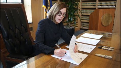 Oregon Governor Commutes All 17 Of States Death Sentences Bbc News