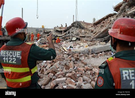 Lahore 5th Nov 2015 Rescuers Search For Victims In The Rubble Of A