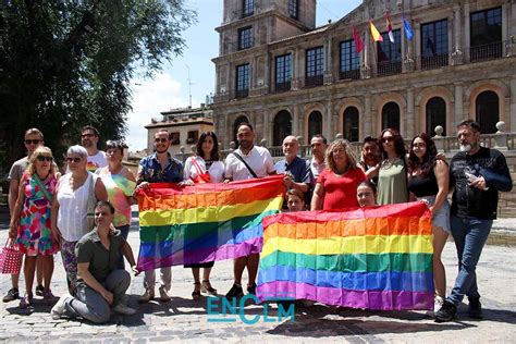 Vídeo Protestan porque PP y Vox no han colocado la bandera LGTBI en